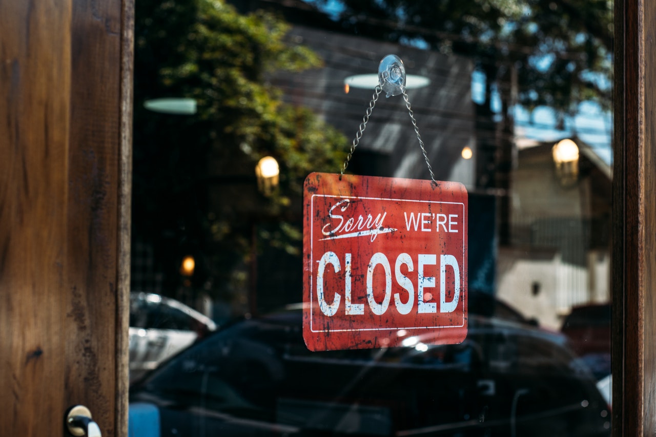 A closed sign in a retail window representing small businesses impacted by the lockdown