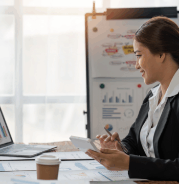An image of a small business accountant in Burlington Ontario who is working with a client to help with a voluntary disclosure program